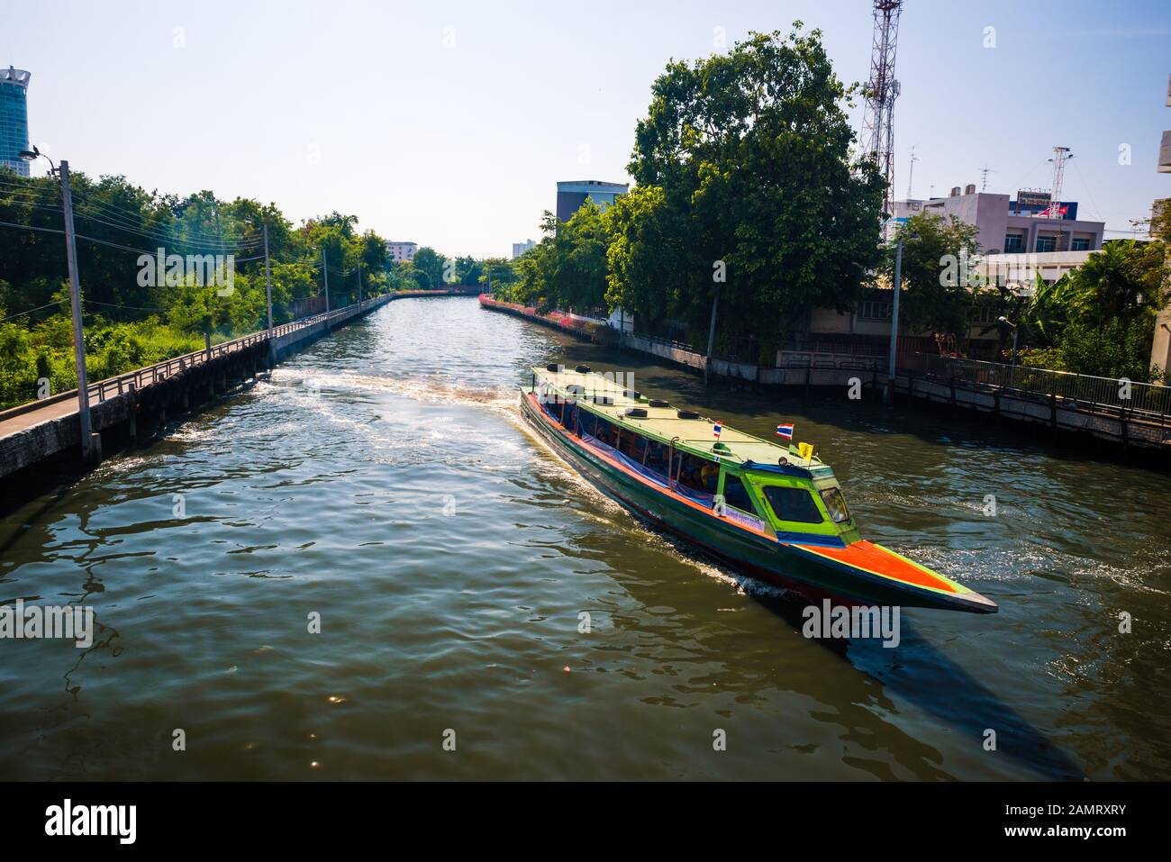 Bangkok/Thaïlande-05 décembre 2019 : long bateau de ferry de Bangkok coloré sur le canal de Khlong saen saep transportant des personnes autour de la ville. Banque D'Images