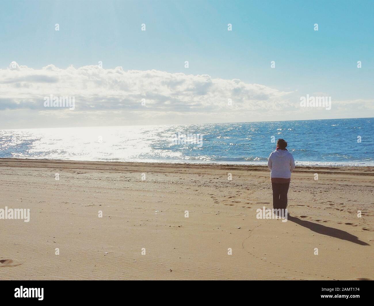 Femme debout sur la plage en regardant la mer, Malaga, Espagne Banque D'Images