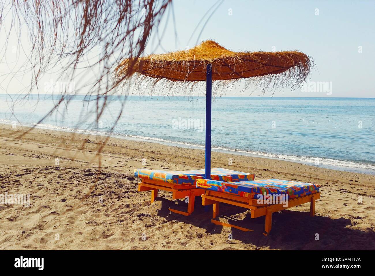 Deux chaises longues sous un parasol sur la plage, Malaga, Espagne Banque D'Images