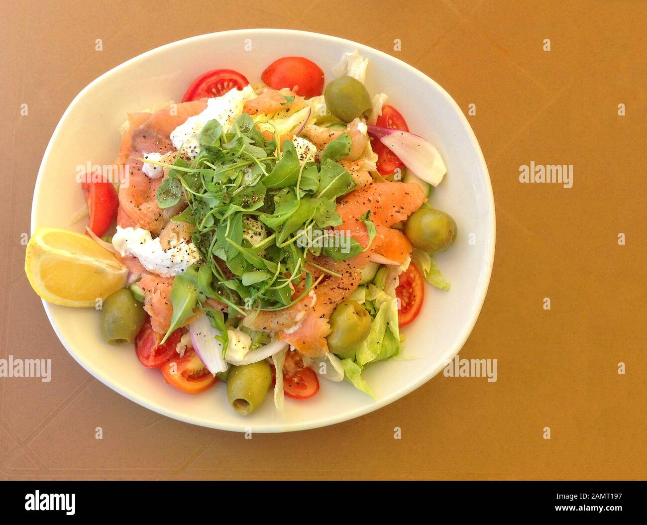 Assiette de crevettes et de salade de saumon fumé Banque D'Images