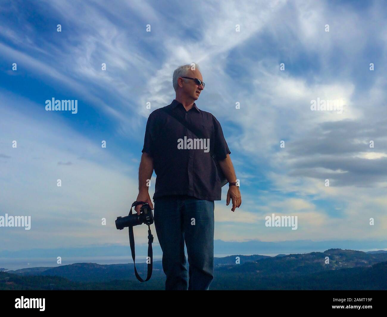 Portrait d'un homme dans un paysage rural tenant une caméra, Canada Banque D'Images