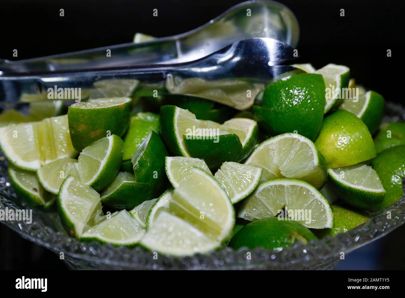 citrons verts aux fruits tranchés dans un bocal en verre Banque D'Images