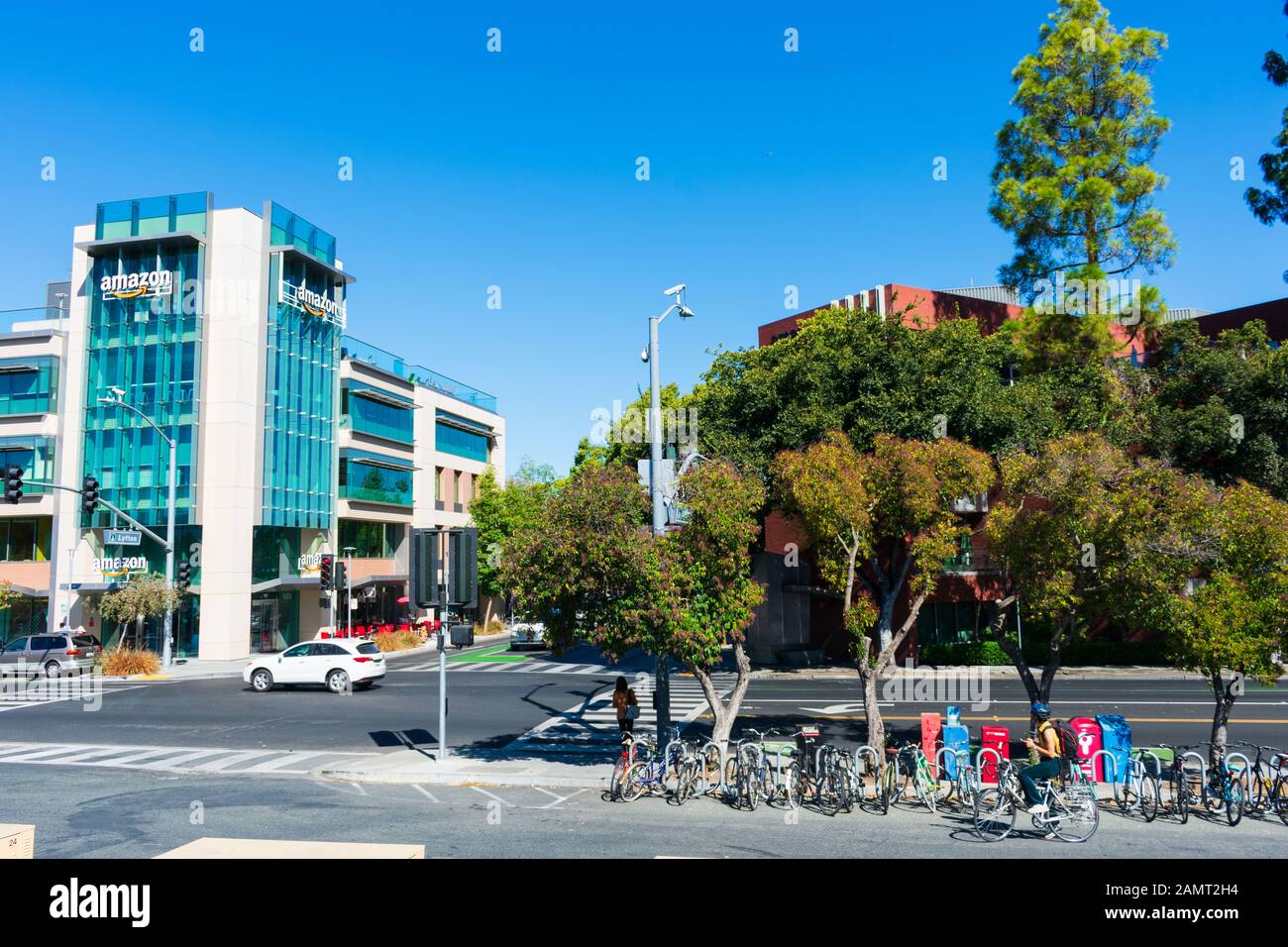 Urban cityscape avec parking à vélo près du campus de Amazon.com e-commerce Company dans le centre-ville - Palo Alto, Californie, États-Unis - octobre 2019 Banque D'Images