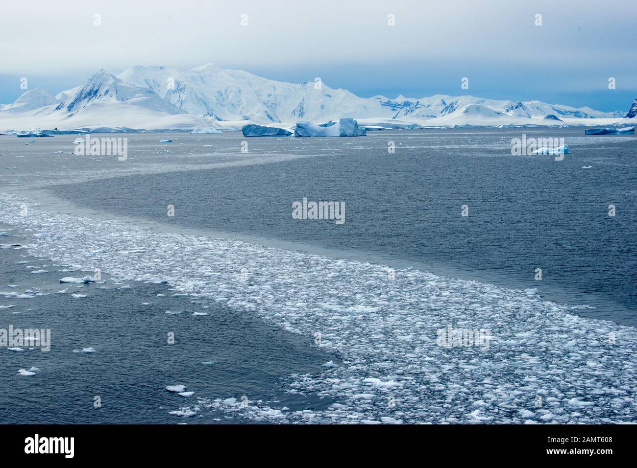 Antarctique - Canal Lemaire comme la lumière est en train de s'estompe. Banque D'Images