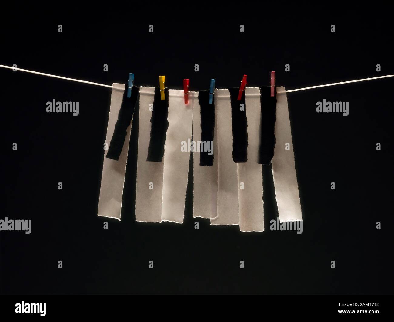 Gros plan d'une octave de clavier de piano conceptuel Banque D'Images