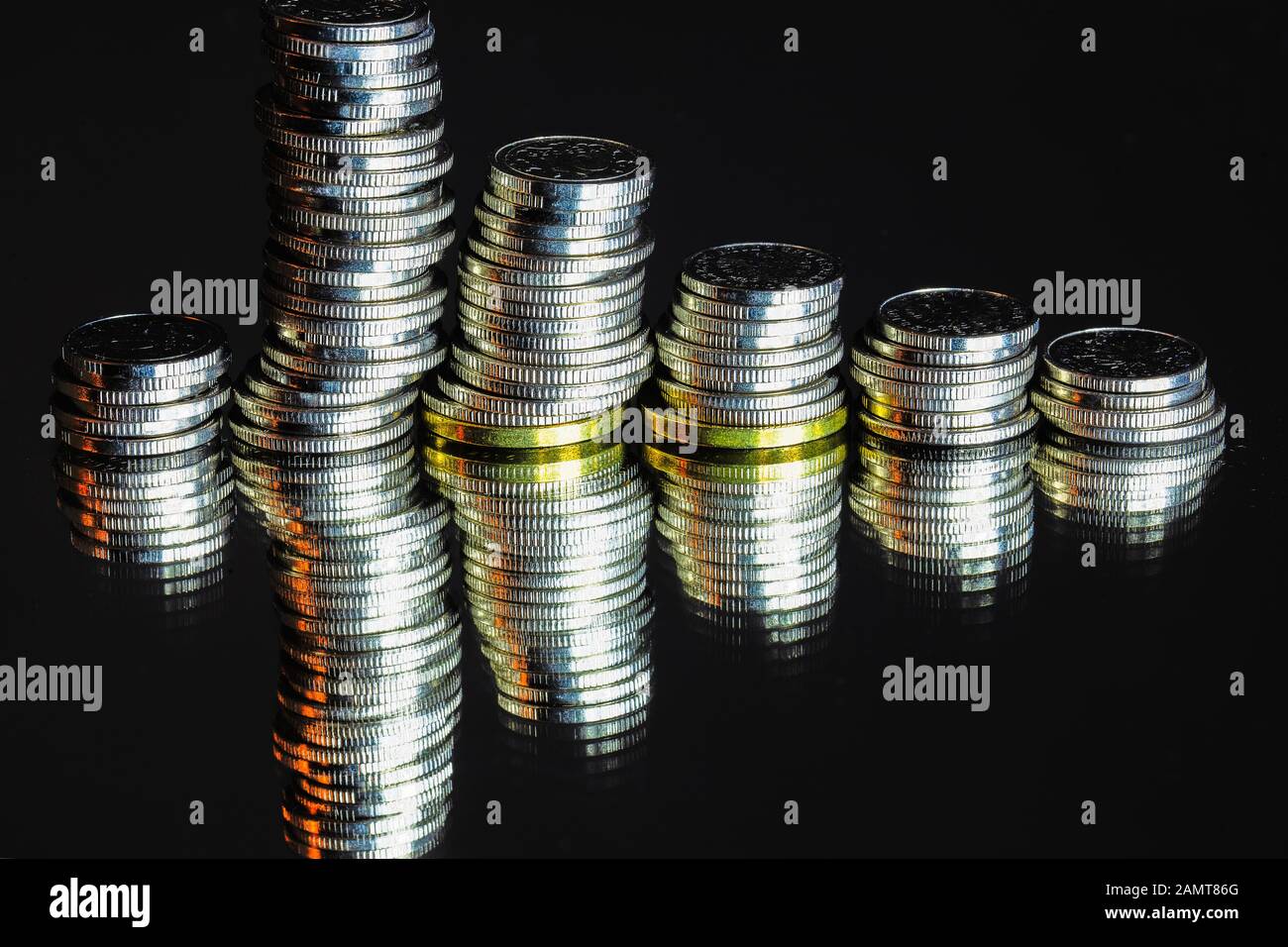 Pièces étincelantes empilés, devise polonaise, la perte et l'icône de l'inflation. Banque D'Images