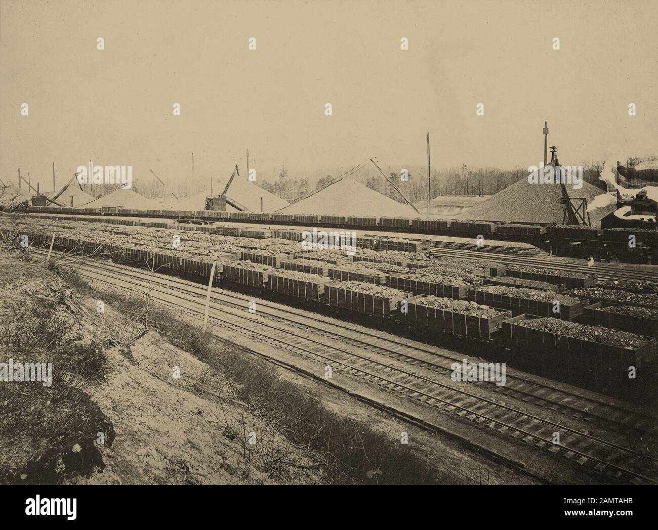 Antique c 1890 photographie, des chantiers de stockage de charbon du chemin de fer de Pennsylvanie à South Amboy, New Jersey. SOURCE : PHOTOGRAPHIE CYANOTYPE ORIGINALE Banque D'Images