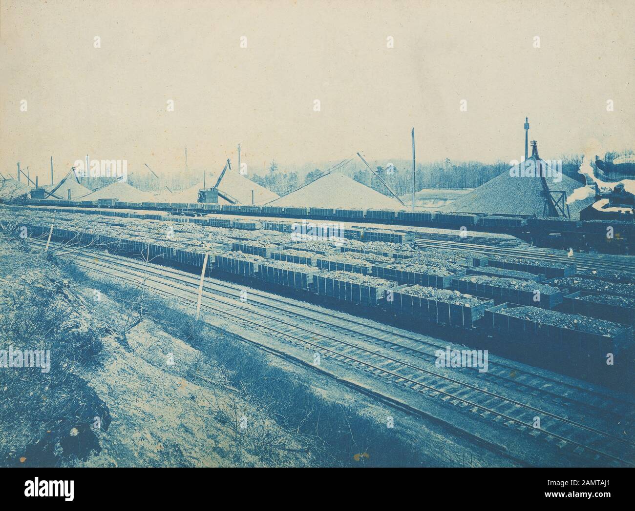 Antique c 1890 photographie, des chantiers de stockage de charbon du chemin de fer de Pennsylvanie à South Amboy, New Jersey. SOURCE : PHOTOGRAPHIE CYANOTYPE ORIGINALE Banque D'Images