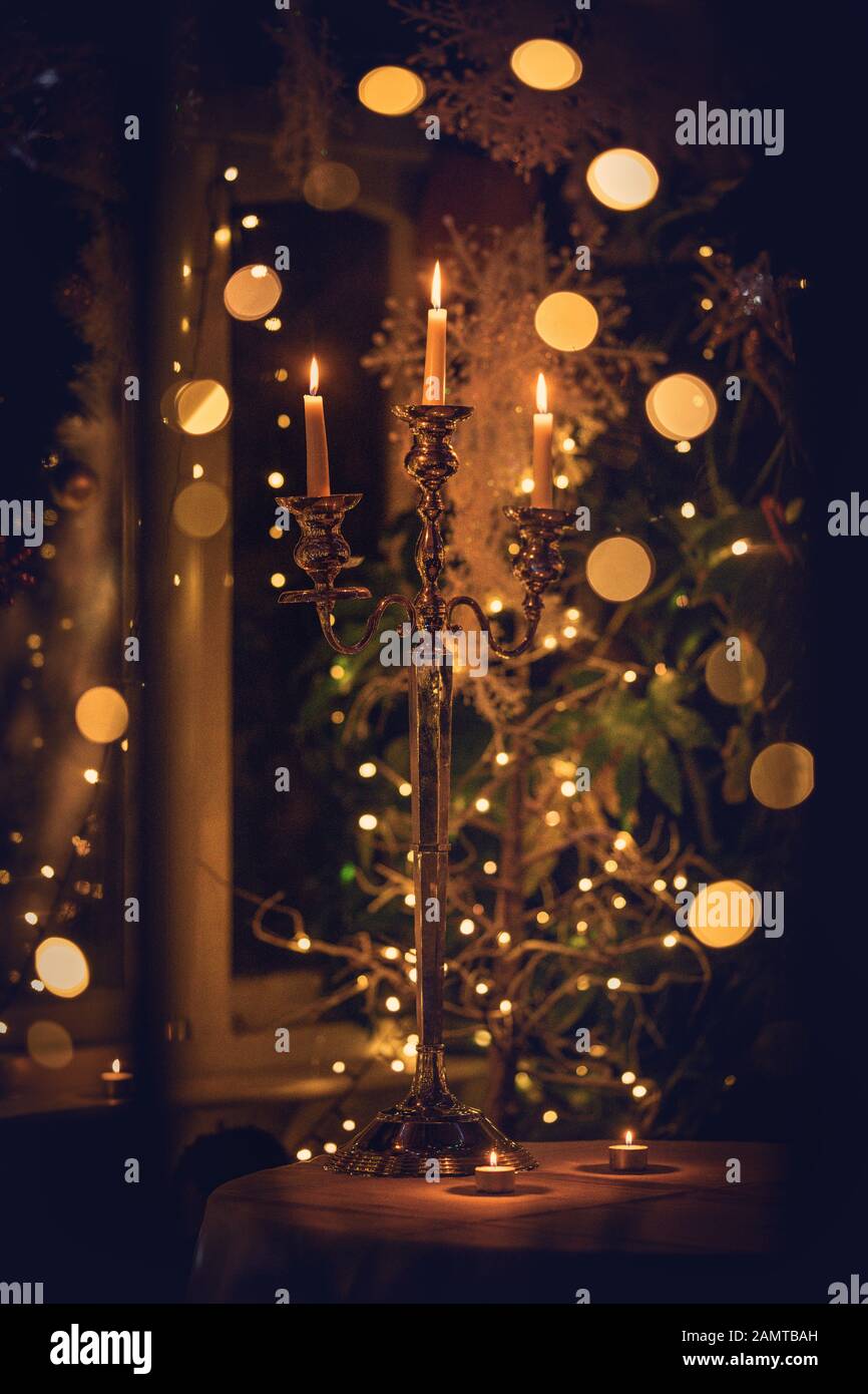 Chandelier sur une table devant un arbre de Noël Banque D'Images