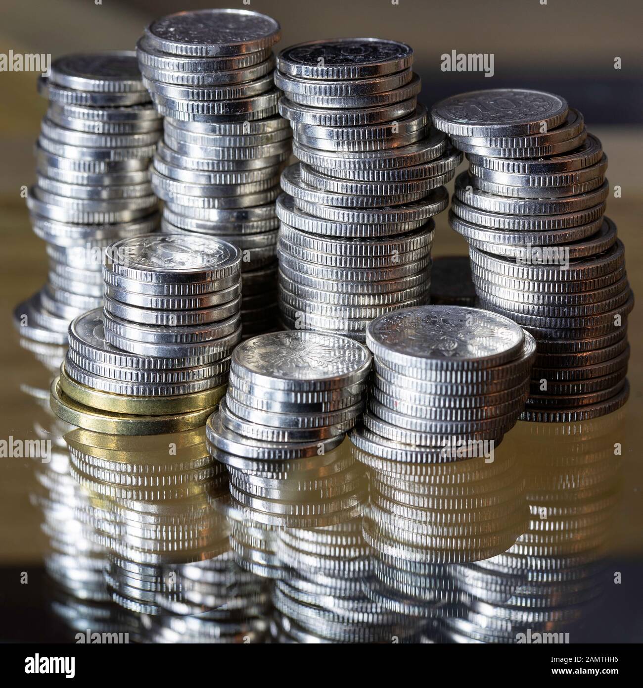 Pièces étincelantes empilés, devise polonaise, la croissance et accroître l'icône. Banque D'Images