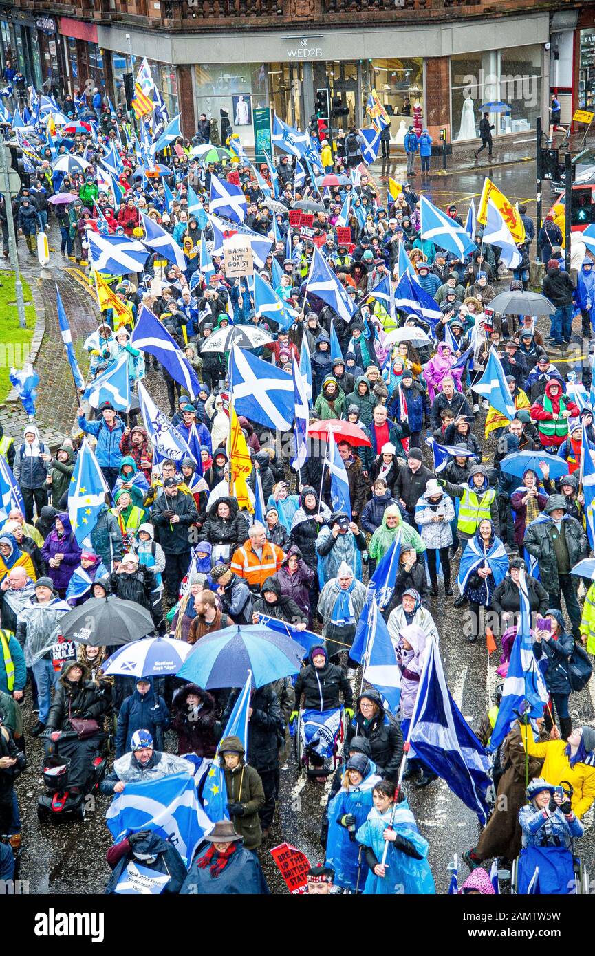 Glasgow, Royaume-Uni. 11 janvier 2020. Des manifestants passant sous le pont traversant North Street au cours du mois de mars.80 000 partisans ont soutenu l'indépendance écossaise à la suite de l'élection générale du Royaume-Uni et de la prochaine date du 31 janvier, lorsque le Royaume-Uni quittera l'Union européenne, en faisant sortir l'Écosse de sa volonté, En conséquence, le groupe Tous Sous One Banner a organisé une marche d'urgence à travers le centre de Glasgow pour protester contre le régime de Londres et le Brexit. Crédit: Sopa Images Limited/Alay Live News Banque D'Images