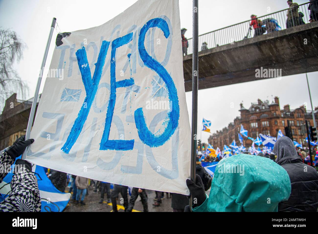 Glasgow, Royaume-Uni. 11 janvier 2020. Une bannière qui lit OUI, au cours du mois de mars.80 000 partisans sont venus en faveur de l'indépendance écossaise à la suite de l'élection générale du Royaume-Uni et de la prochaine date du 31 janvier, lorsque le Royaume-Uni quittera l'Union européenne, en faisant sortir l'Écosse de sa volonté, En conséquence, le groupe Tous Sous One Banner a organisé une marche d'urgence à travers le centre de Glasgow pour protester contre le régime de Londres et le Brexit. Crédit: Sopa Images Limited/Alay Live News Banque D'Images