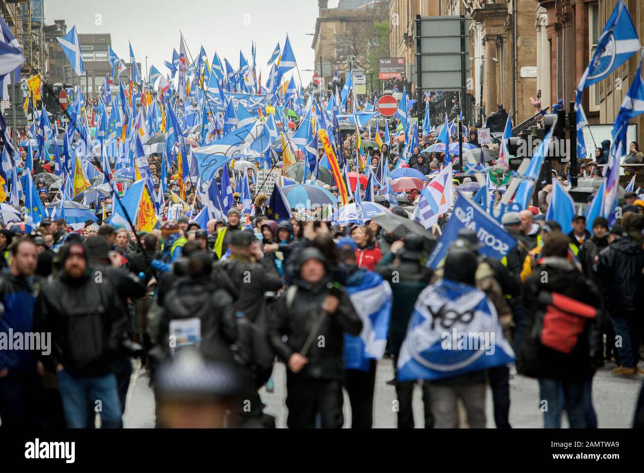 Glasgow, Royaume-Uni. 11 janvier 2020. Un aperçu des manifestants lorsqu'ils descendent des drapeaux et bannières de West George Street.80 000 partisans se sont mis en faveur de l'indépendance écossaise à la suite de l'élection générale du Royaume-Uni et de la prochaine date du 31 janvier, date à laquelle le Royaume-Uni quittera l'Union européenne, Faire sortir l'Écosse de sa volonté, en conséquence, le groupe Sous Une bannière a organisé une marche d'urgence dans le centre de Glasgow pour protester contre le régime de Londres et le Brexit. Crédit: Sopa Images Limited/Alay Live News Banque D'Images