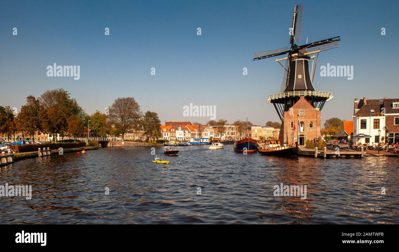 Haarlem, Pays-Bas - 1 octobre 2011 : les bateaux passent le moulin à vent de Adriaan sur la rivière Spaarne dans la vieille ville de Haarlem. Banque D'Images