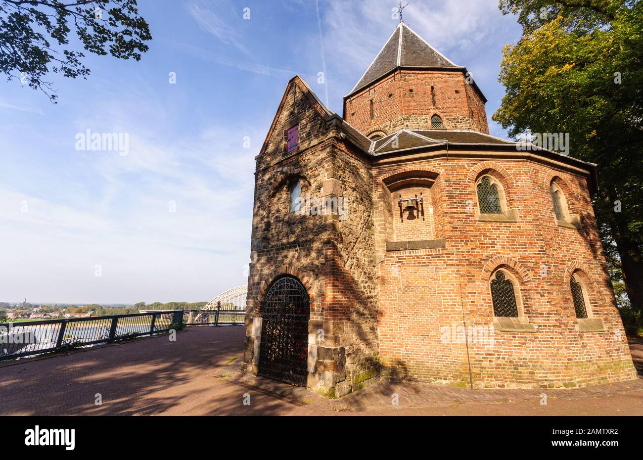 Nijmegen, Pays-Bas - 24 septembre 2011 : le soleil brille sur la chapelle historique Saint-Nicolas dans le parc Valkhof de Nijmegen. Banque D'Images