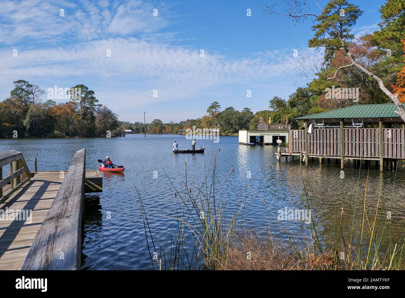 Les pêcheurs dans un bateau et un homme dans un kayak sur la rivière Magnolia Magnolia Springs relaxant en Alabama, Etats-Unis. Banque D'Images