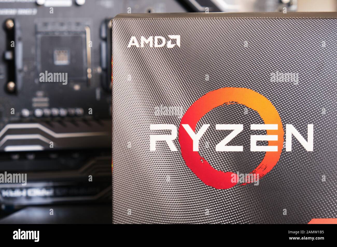 Los Angeles, CA, USA - 30 décembre 2019: AMD Ryzen CPU Box devant une carte mère. Banque D'Images