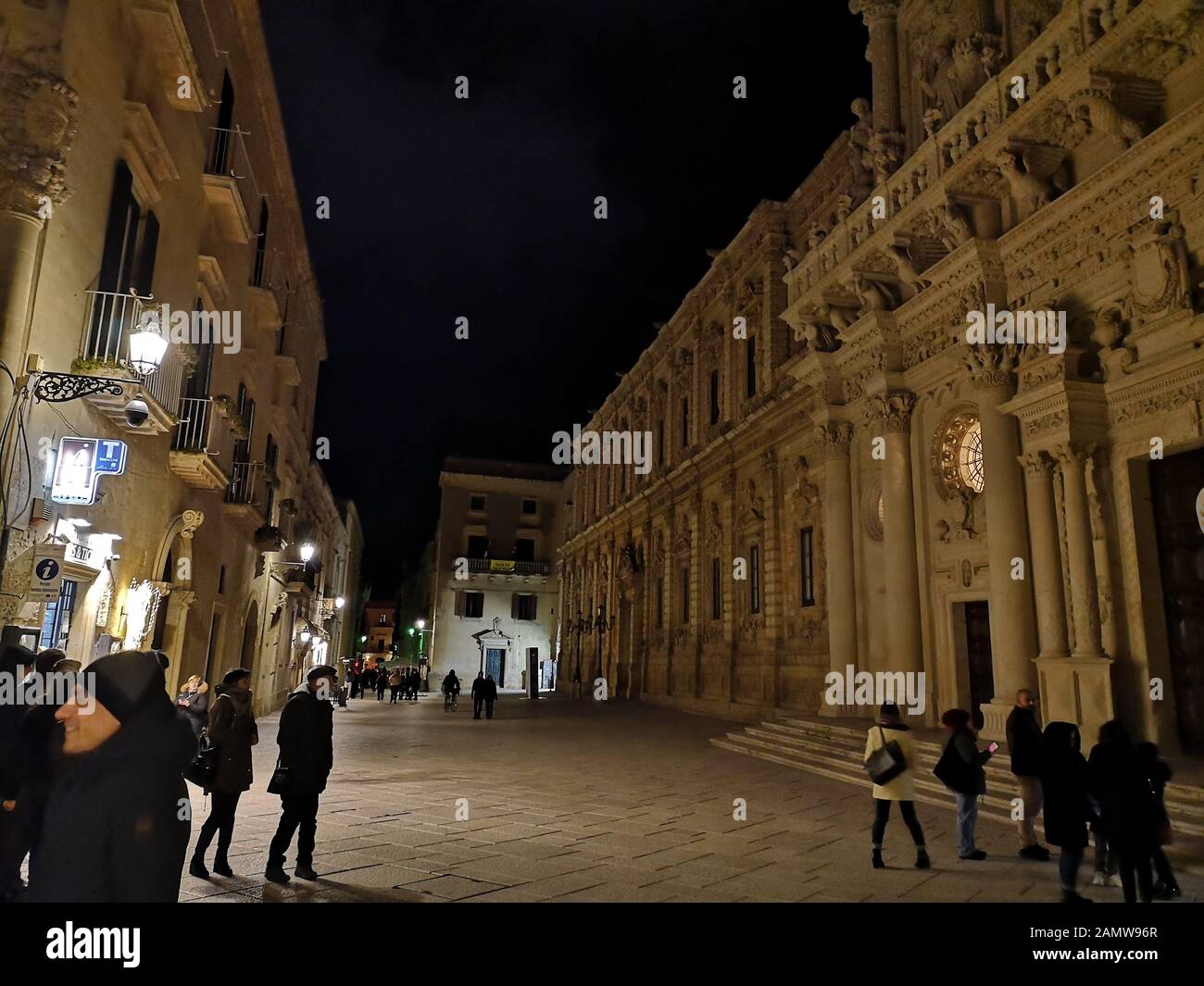 Vue de nuit les rues de la ville baroque de Lecce dans les Pouilles, Italie Banque D'Images