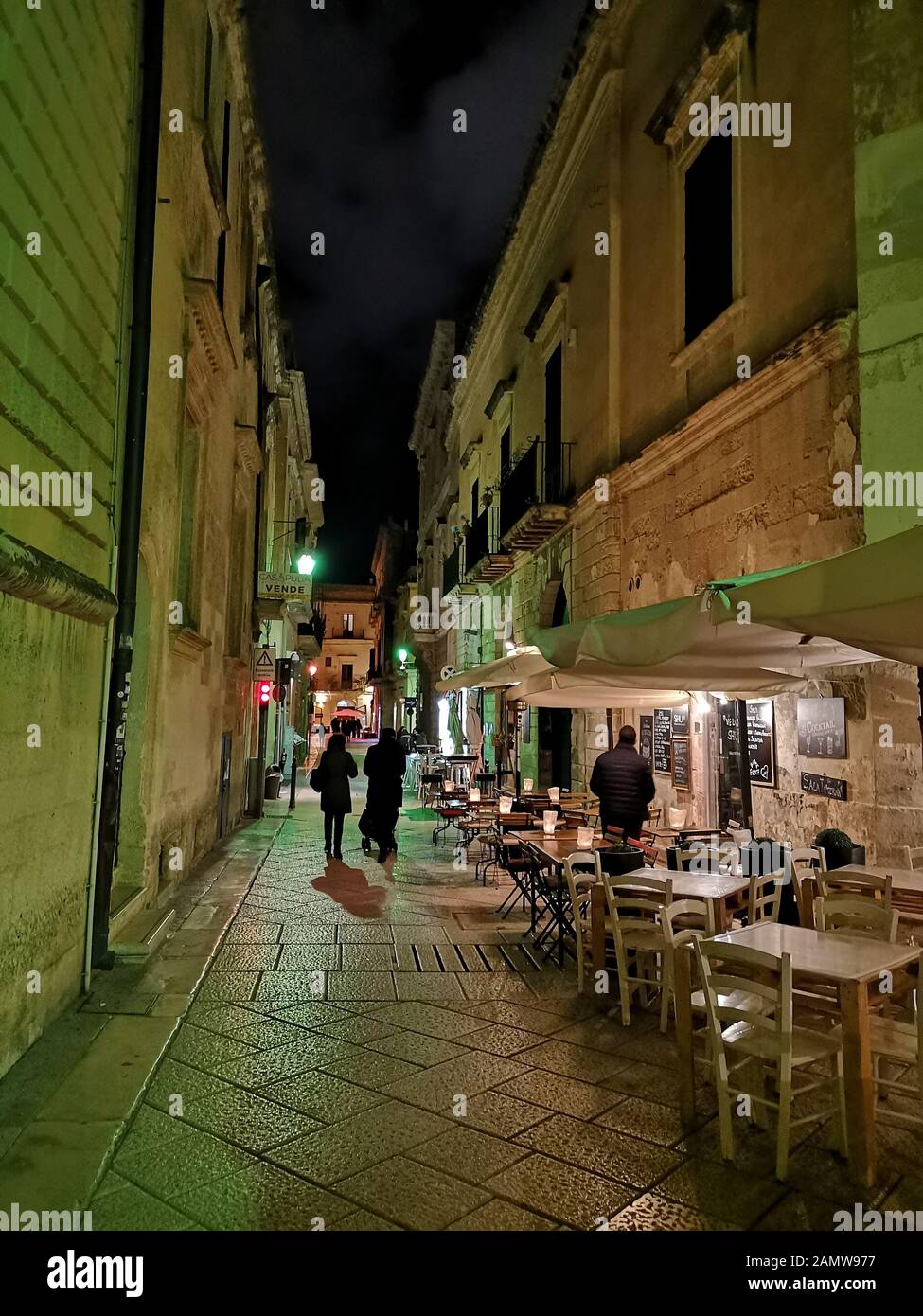 Vue de nuit les rues de la ville baroque de Lecce dans les Pouilles, Italie Banque D'Images
