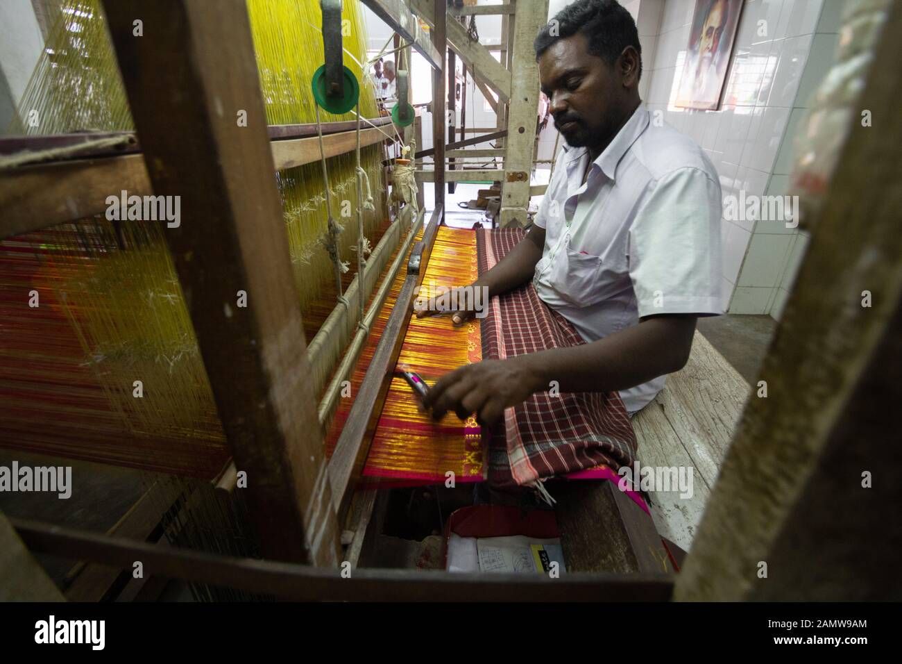 Silk weaver à son métier à tisser dans sa maison, le tissage de la soie, sari Kanchipuram Kanchipuram, Tamil Nadu, Inde, Asie Banque D'Images