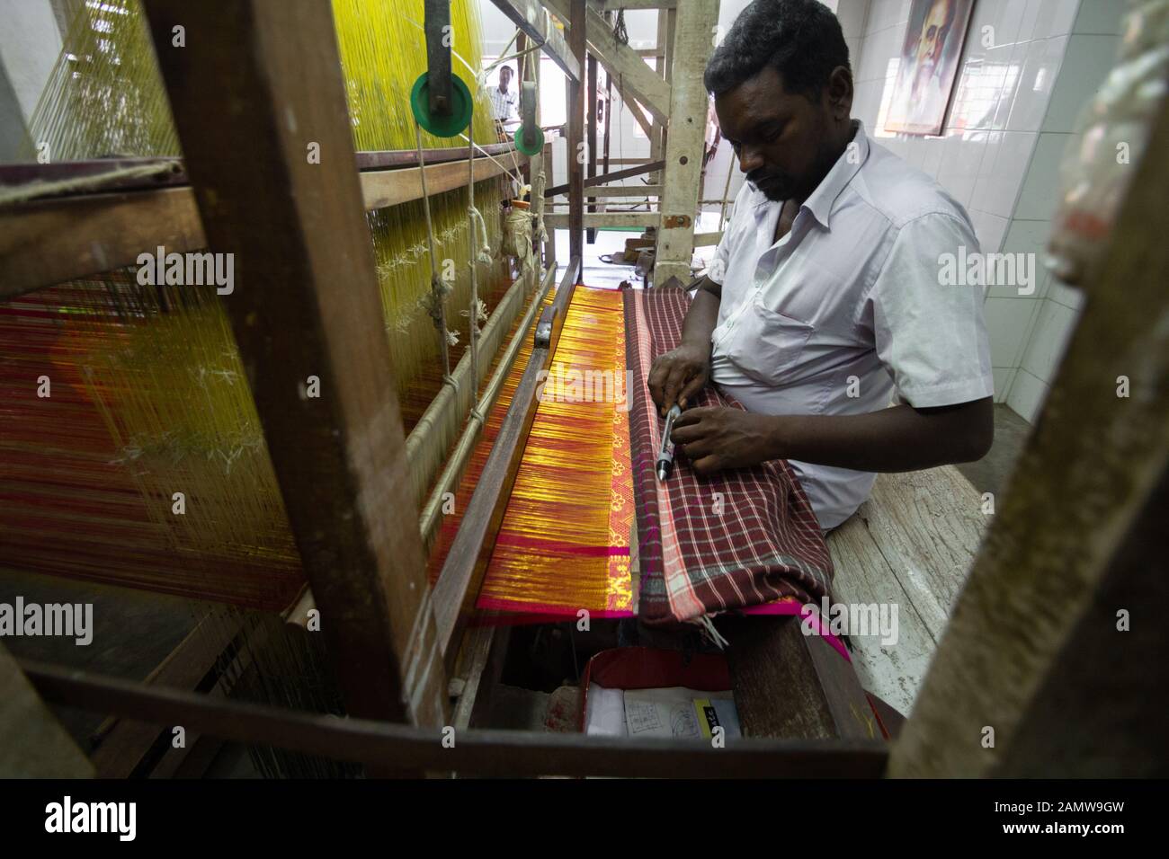 Silk weaver à son métier à tisser dans sa maison, le tissage de la soie, sari Kanchipuram Kanchipuram, Tamil Nadu, Inde, Asie Banque D'Images