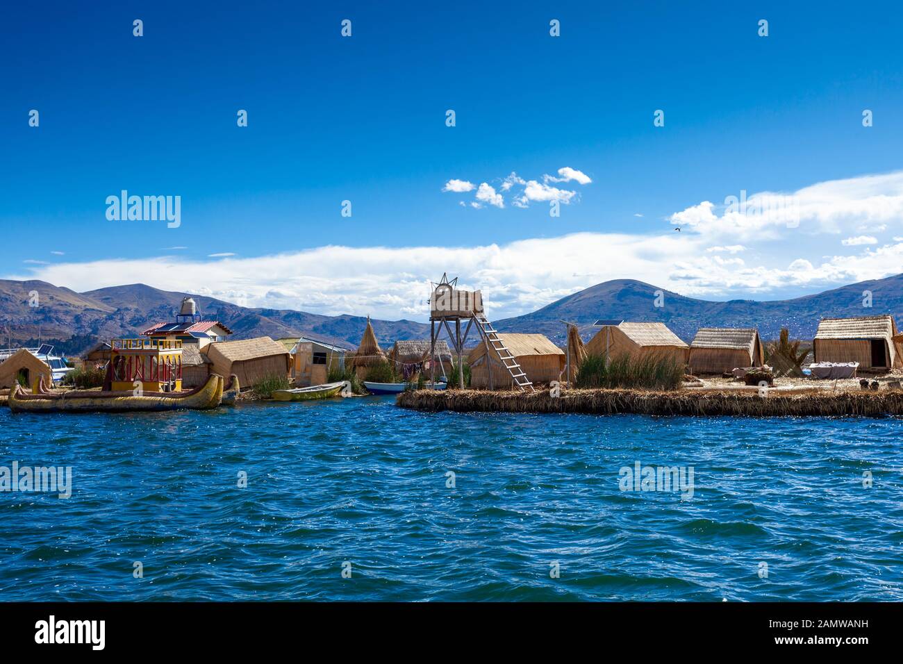 Vue depuis les îles Uros flottantes sur le lac Titicaca au Pérou, en Amérique du Sud. Banque D'Images