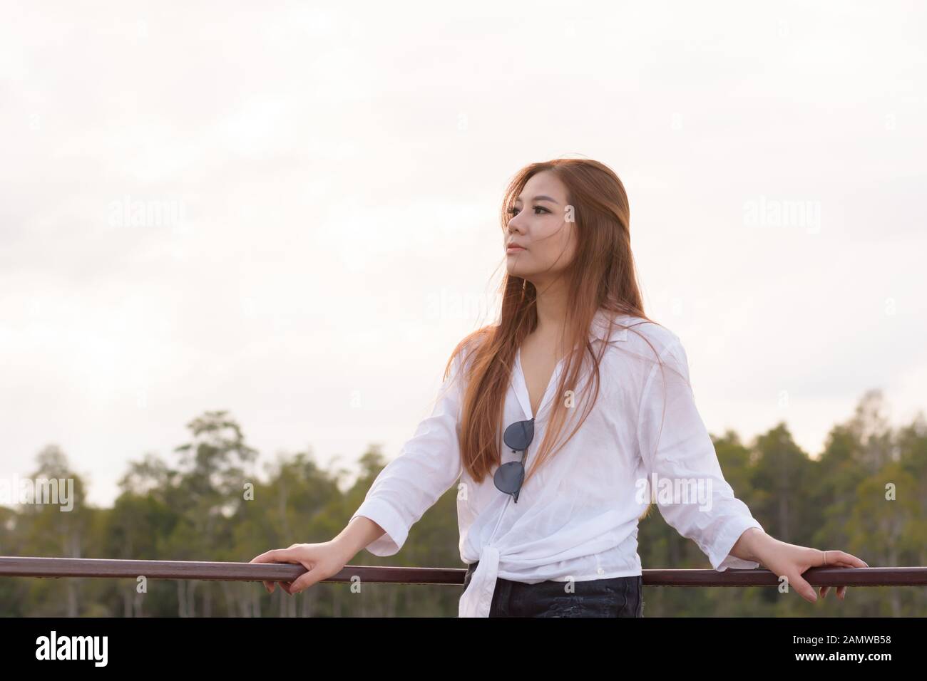 Portrait asian femme debout et reposant dans la forêt Banque D'Images