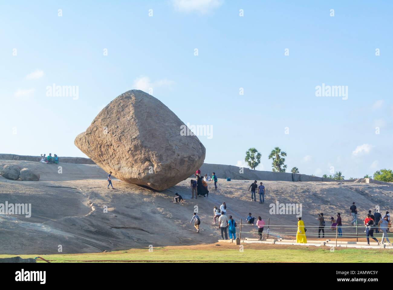 Mahabalipuram, tamil nadu/india-2020 3 janvier: Le butterball de Krishna avec les touristes indiens Banque D'Images