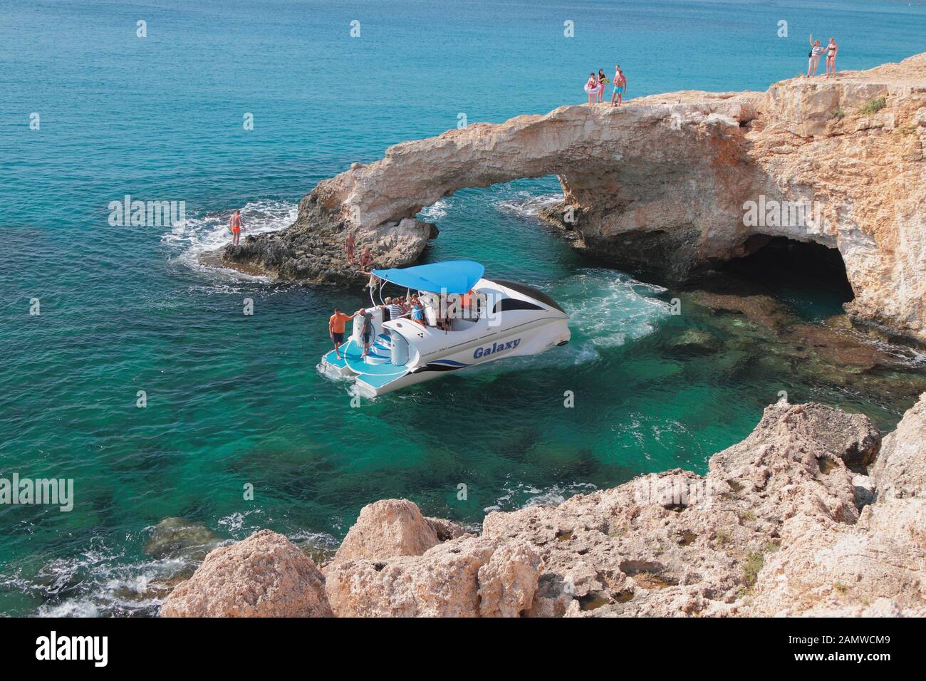 Agia Napa, Chypre - Oct 26, 2019 : Balade bateau et arch rock Banque D'Images