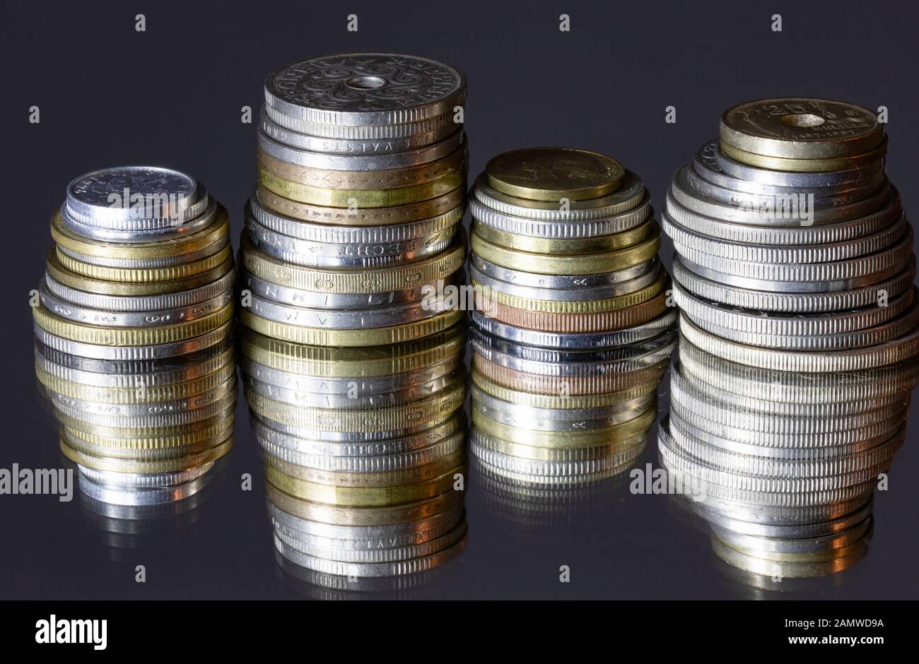 Vieux, pièces étincelantes, empilé, monnaies mixtes plus maintenant en usage. Banque D'Images