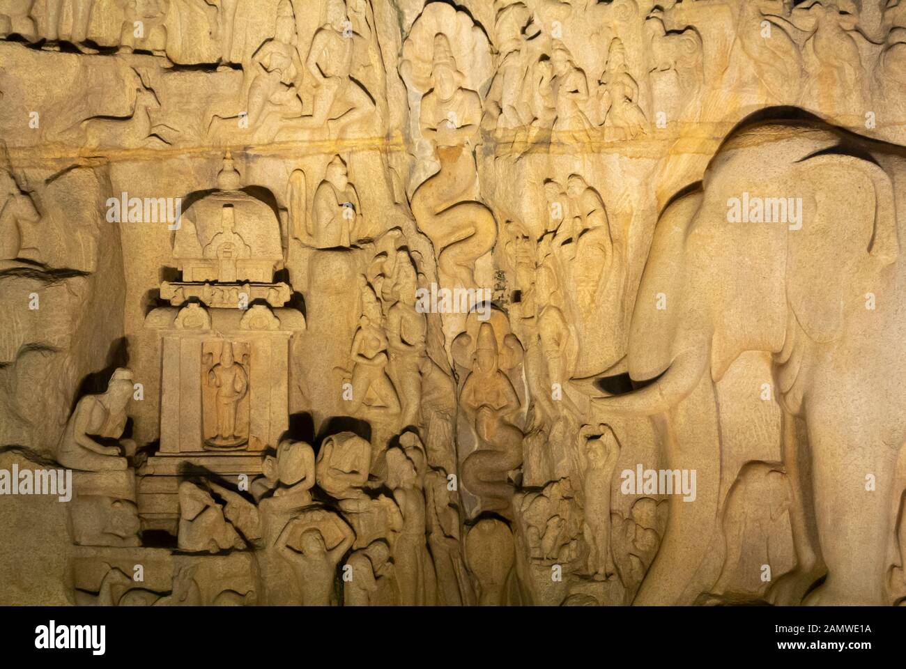 Mahabalipuram, tamil nadu/Inde : sculpture éclairée de la pénitence d’Arjuna la nuit Banque D'Images