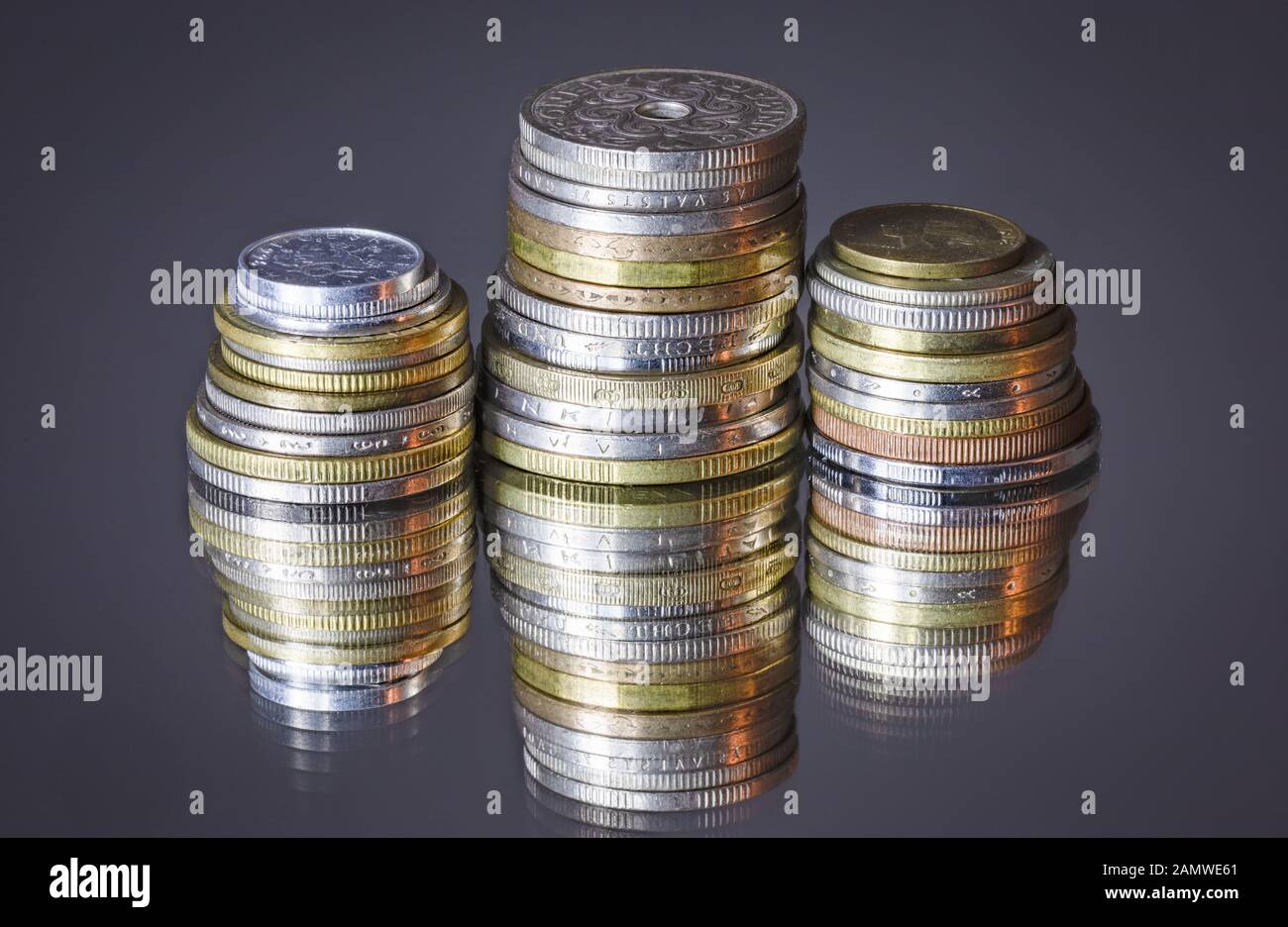 Vieux, pièces étincelantes, empilé, monnaies mixtes plus maintenant en usage. Banque D'Images