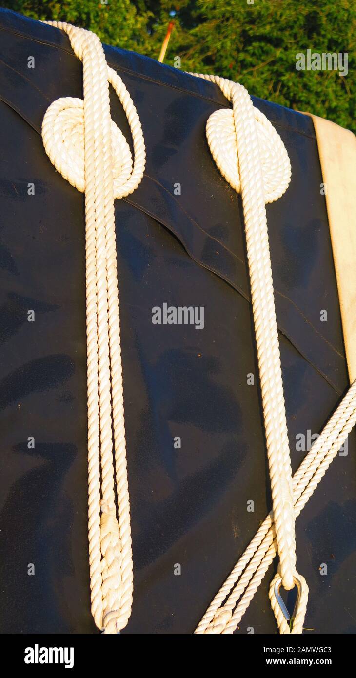 Gros plan de travaux de corde complexes sur le bateau de canal amarré dans le village rural anglais Banque D'Images