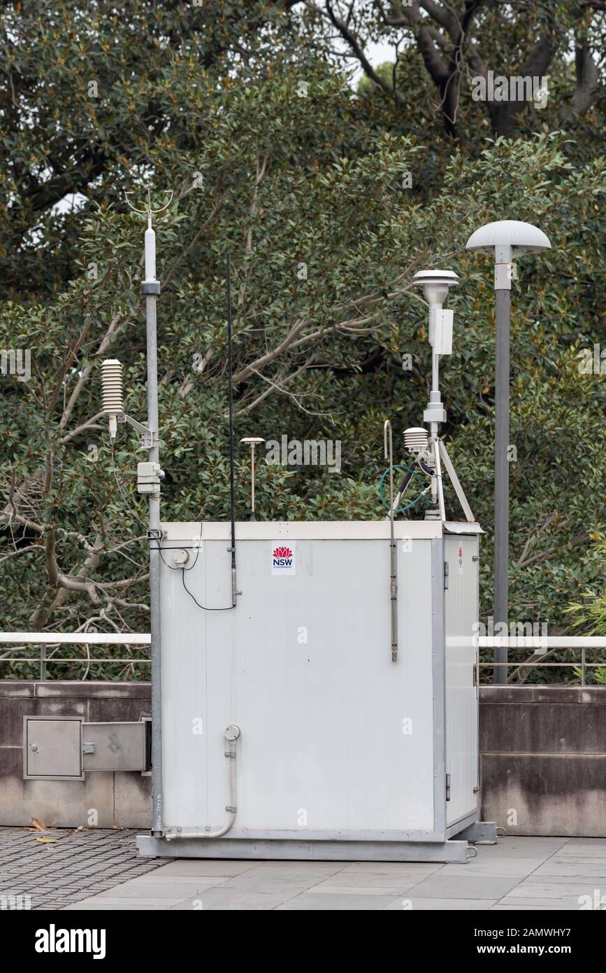 Septembre 2019 : un appareil de surveillance de la qualité de l'air du gouvernement de la Nouvelle-Galles du Sud est situé près de la cathédrale St Marys, près du centre de Sydney City, en Australie Banque D'Images