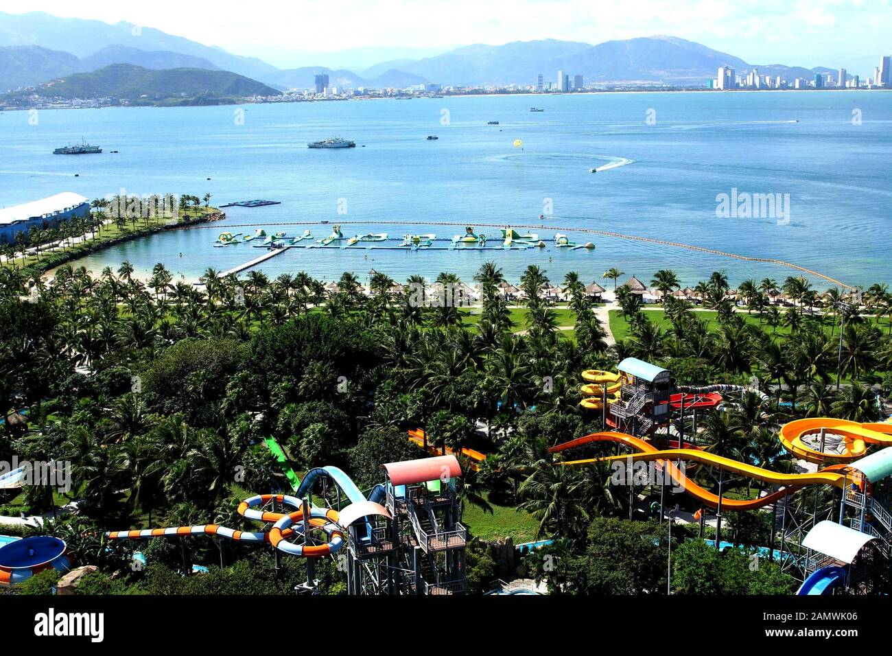 Nha Trang, nha trang, Chine. 15 janvier 2020. La ville balnéaire de nha trang, connue sous le nom de « Little maldives », est devenue une attraction touristique populaire en Asie du Sud-est. Le parc d'attractions du nouvel an chinois, construit par des magoins russes, a attiré de nombreux touristes chinois à découvrir la plus longue téléphérique d'Asie à travers la mer. Crédit: Sipa Asia/Zuma Wire/Alay Live News Banque D'Images