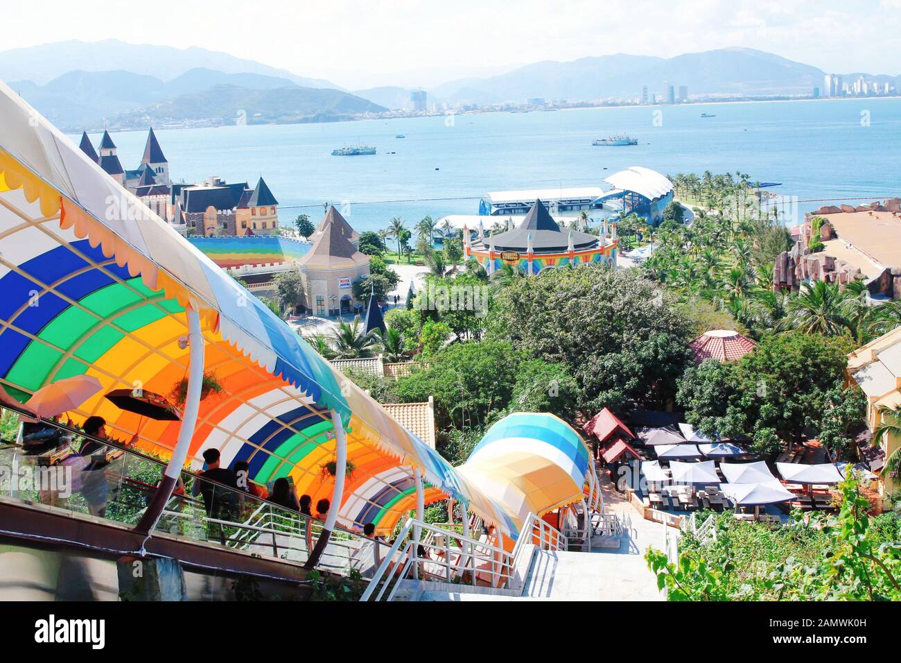 Nha Trang, nha trang, Chine. 15 janvier 2020. La ville balnéaire de nha trang, connue sous le nom de « Little maldives », est devenue une attraction touristique populaire en Asie du Sud-est. Le parc d'attractions du nouvel an chinois, construit par des magoins russes, a attiré de nombreux touristes chinois à découvrir la plus longue téléphérique d'Asie à travers la mer. Crédit: Sipa Asia/Zuma Wire/Alay Live News Banque D'Images