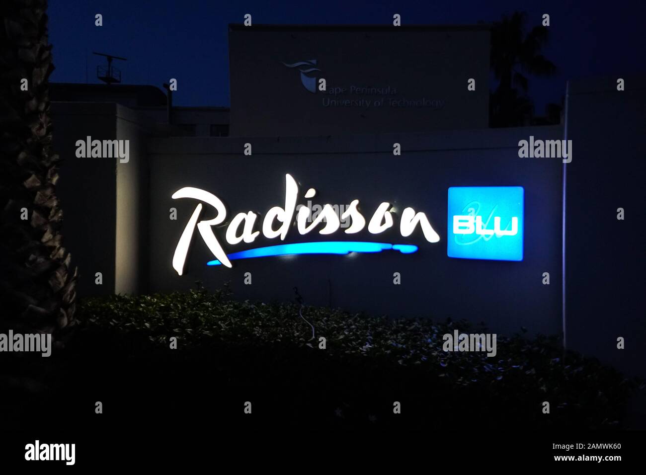 Radisson Blu Hotel sign illuminée et éclairé la nuit sur un mur à l'extérieur de l'établissement en front de mer, Granger Bay, Cape Town, Afrique du Sud Banque D'Images