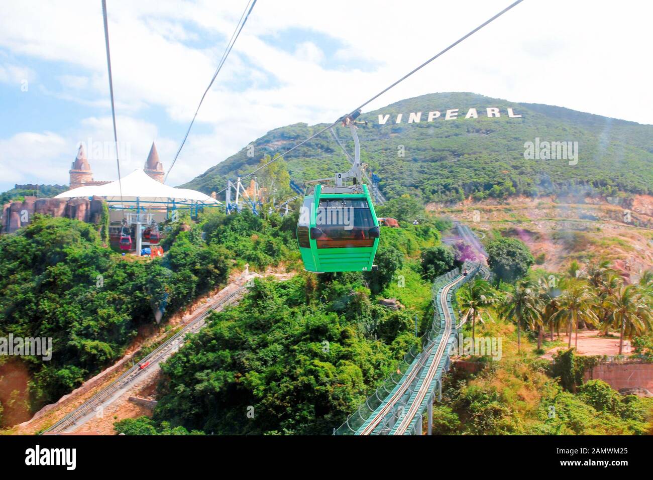 Nha Trang, nha trang, Chine. 15 janvier 2020. La ville balnéaire de nha trang, connue sous le nom de « Little maldives », est devenue une attraction touristique populaire en Asie du Sud-est. Le parc d'attractions du nouvel an chinois, construit par des magoins russes, a attiré de nombreux touristes chinois à découvrir la plus longue téléphérique d'Asie à travers la mer. Crédit: Sipa Asia/Zuma Wire/Alay Live News Banque D'Images