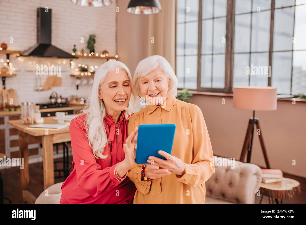 Videos De Femmes A Poil Deux femmes âgées à poil gris et agréables regardant la vidéo Photo Stock -  Alamy
