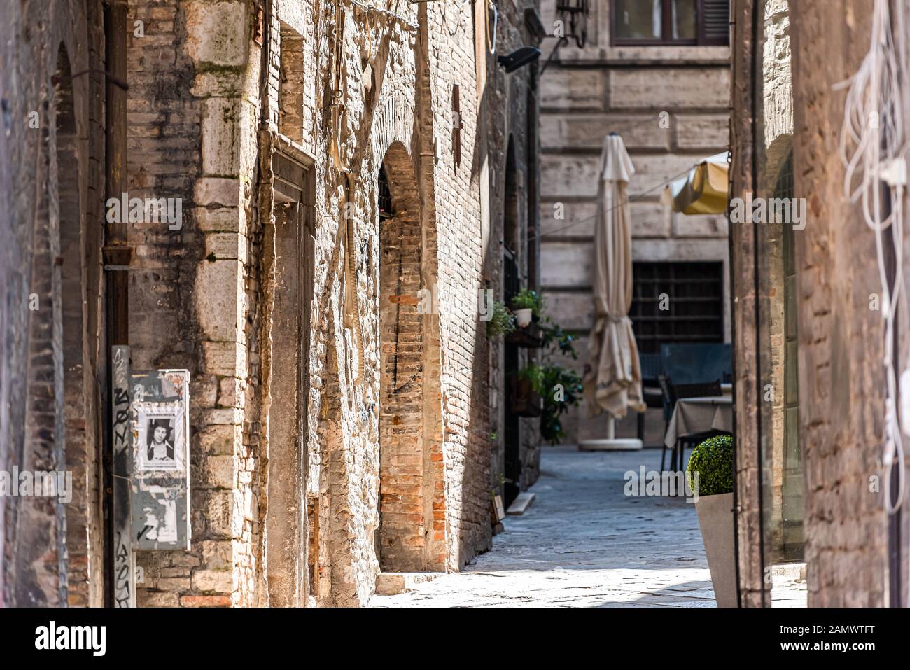 Pérouse, Italie - 29 août 2018: Vieux bâtiments historiques médiévaux étrusques du village de ville en été avec allée étroite en pierre Banque D'Images