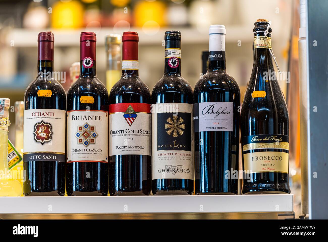 Florence, Italie - 30 août 2018 : marché urbain en Toscane avec des bouteilles de vin local célèbres exposées dans la vitrine et le panneau du magasin Banque D'Images
