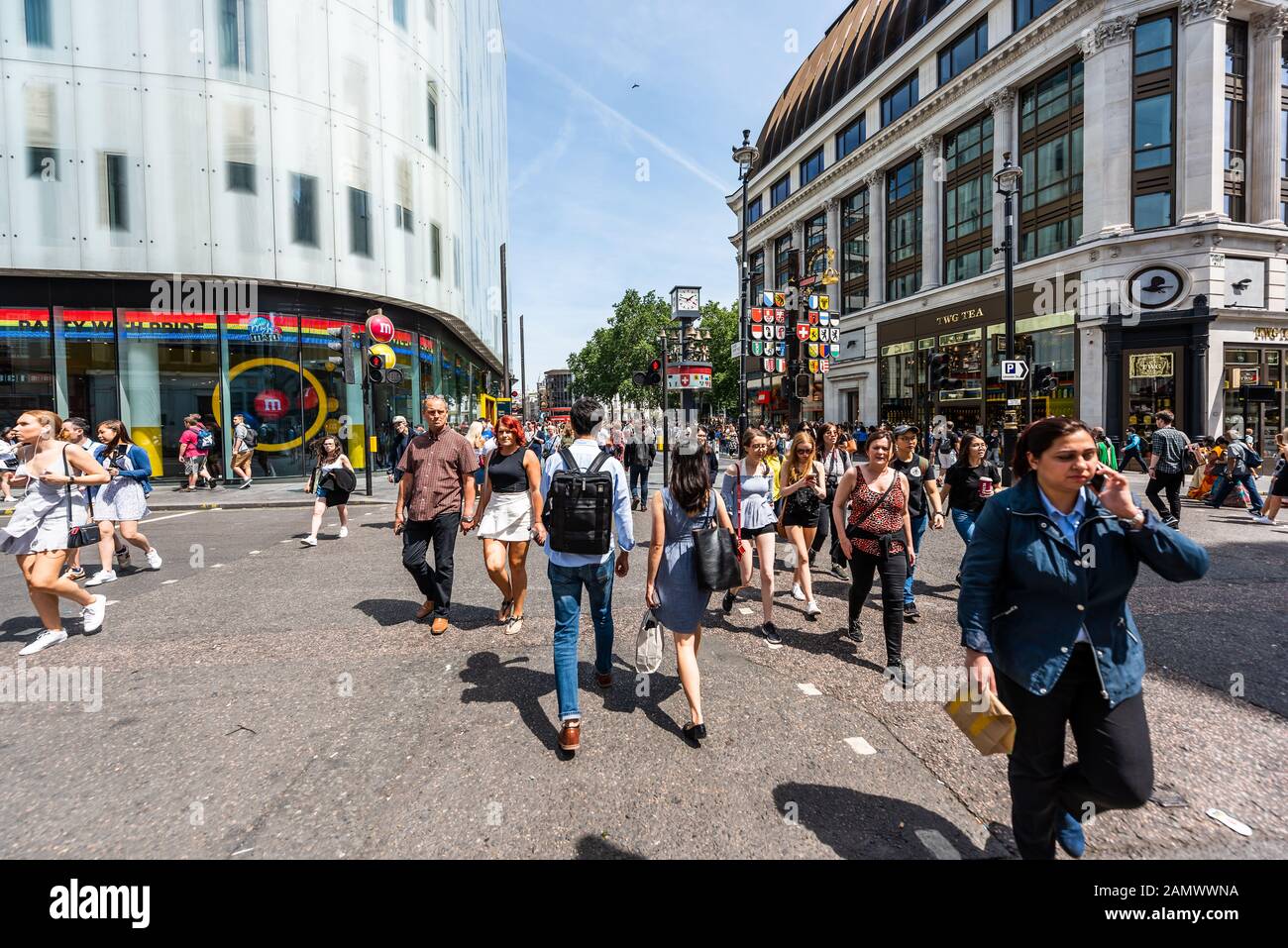Londres, Royaume-Uni - 24 juin 2018 : de nombreux touristes marchant dans les magasins de rue de Leicester Square pendant la journée dans la ville traversée en croix Banque D'Images