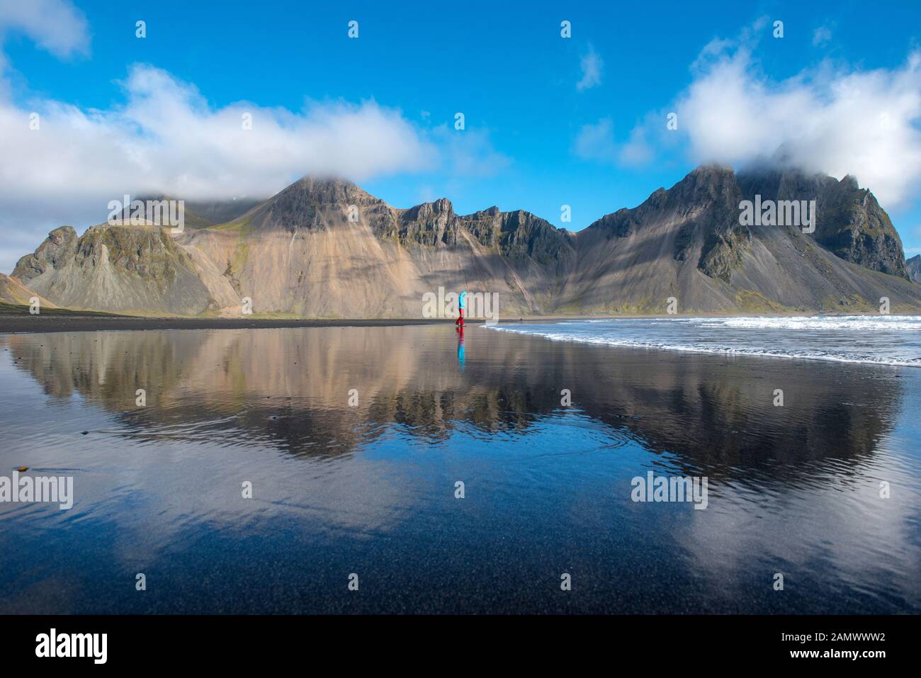 Paysage islandais étonnant, reflet de la montagne de Vestrahorn dans les eaux de l'océan Atlantique. Péninsule De Stokksnes, Hofn, Islande Banque D'Images