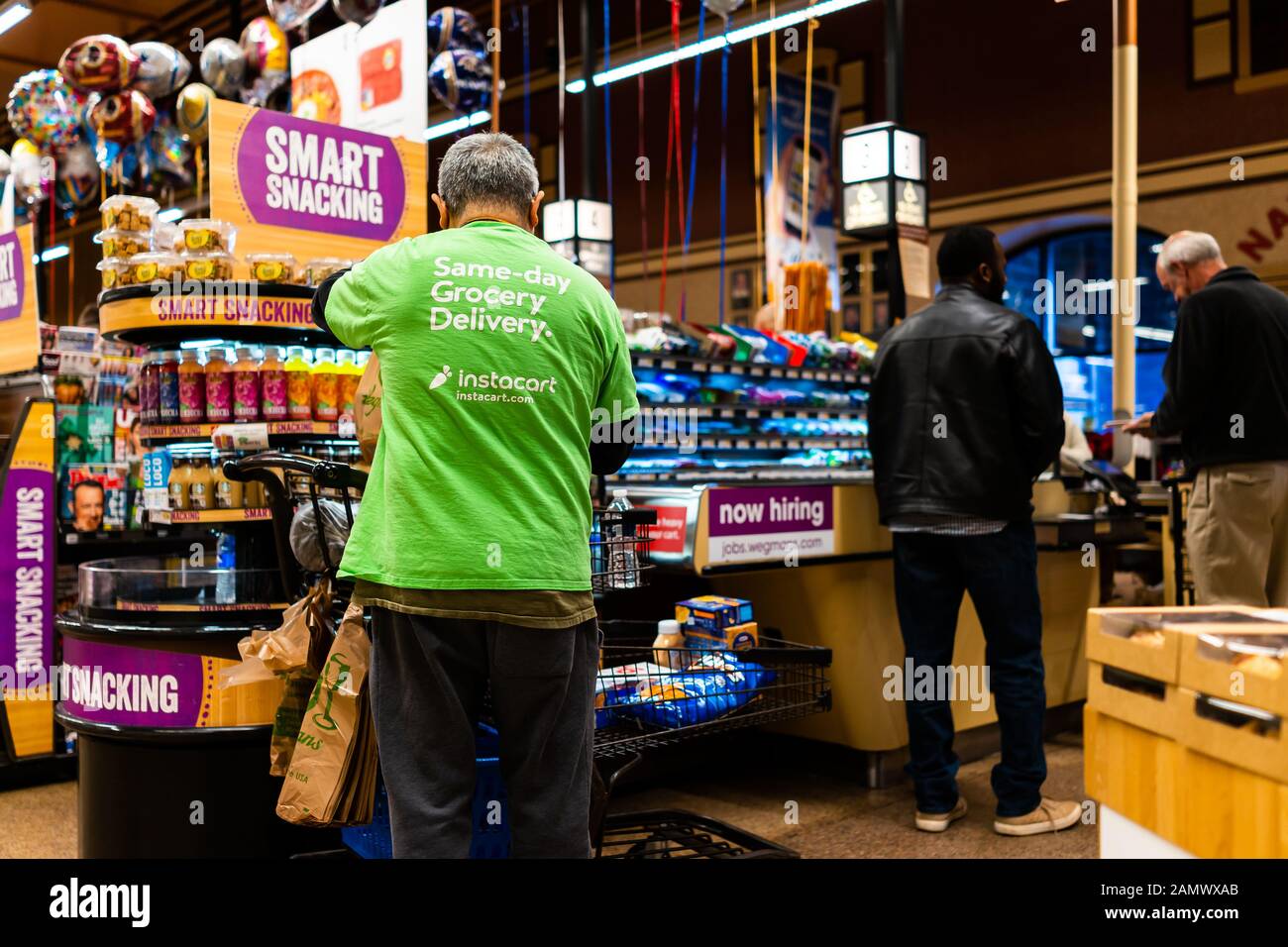 Fairfax, États-Unis - 5 décembre 2019: Wegmans magasin d'épicerie intérieur avec comptoir de caisse et travailleur d'Instacart et s'inscrire sur la chemise pour la livraison le jour même Banque D'Images