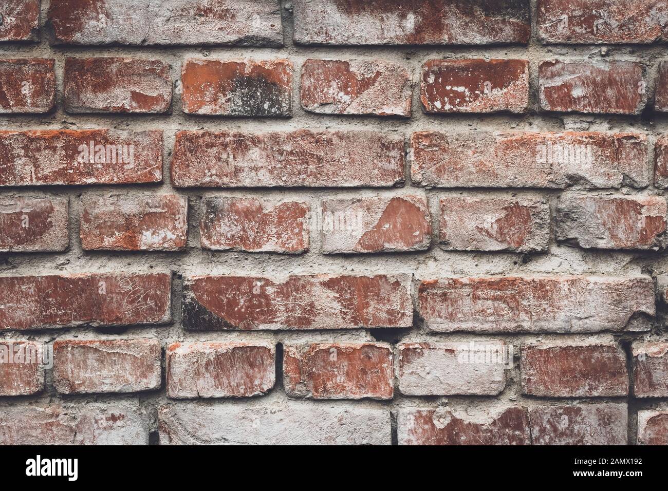 Vieux mur de briques rouges dans le style rustique. Mur de ciment, texture de grunge. Fond d'écran marron. Brickwork vintage rugueux fissuré. Arrière-plans texturés. Conc Banque D'Images