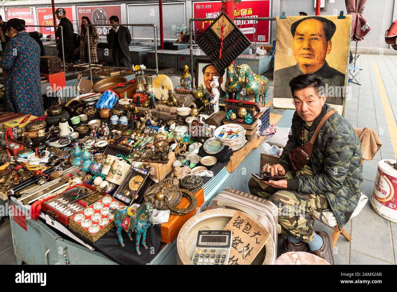 Beijing, Chine - 24 octobre 2018: Les gens vendent divers curios et des objets anciens dans le célèbre marché de Panjiayuan de fuir à Pékin Banque D'Images