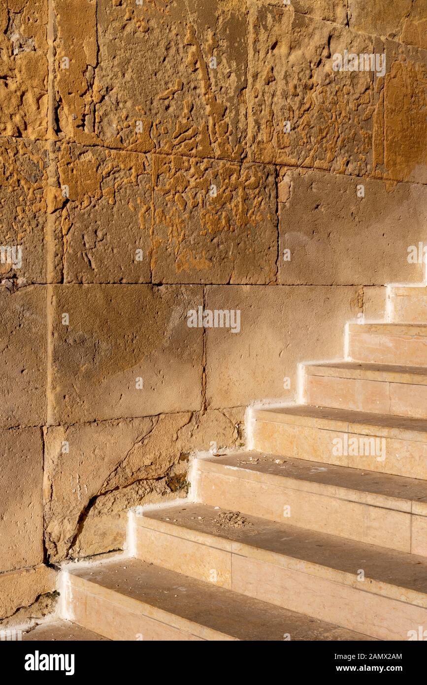 Escaliers et murs de textures un rocher lisse de calcaire dans un bâtiment, vieux quartier, la ville d'Alicante, Espagne Banque D'Images