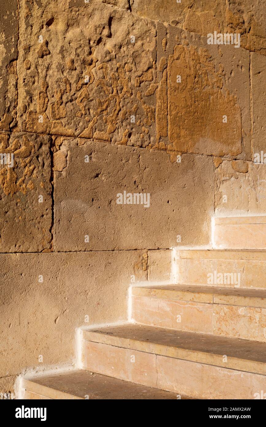 Escaliers et murs de textures un rocher lisse de calcaire dans un bâtiment, vieux quartier, la ville d'Alicante, Espagne Banque D'Images