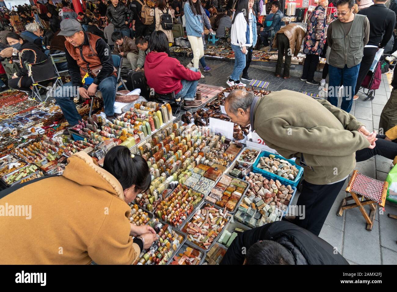 Beijing, Chine - 24 octobre 2018: Les gens vendent divers curios et des objets anciens dans le célèbre marché de Panjiayuan de fuir à Pékin Banque D'Images