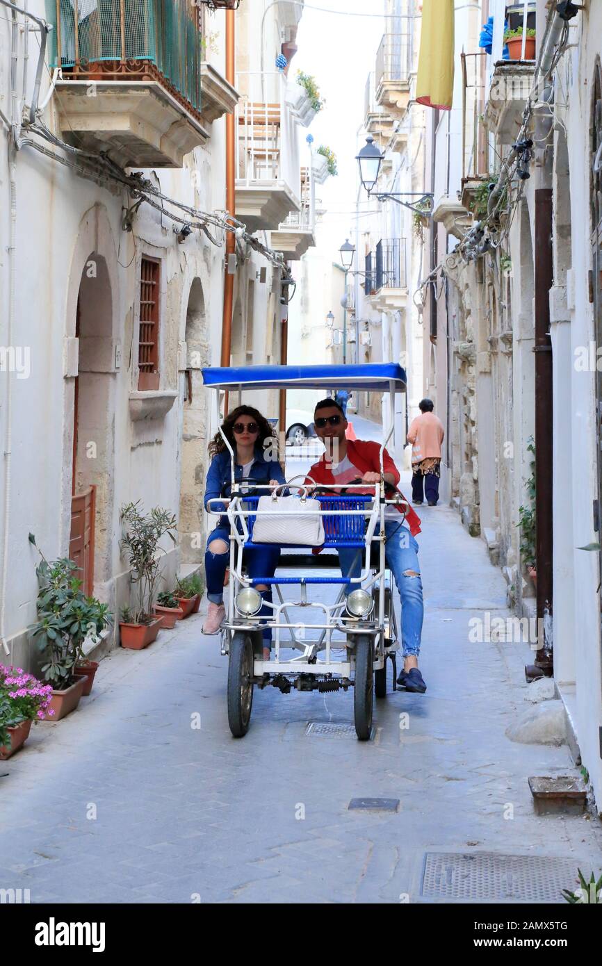 Excursion en vélo à Ortygia avec pédicab Banque D'Images